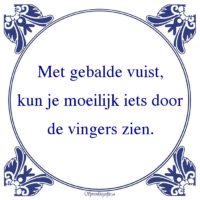 Algemeen-Met gebalde vuist