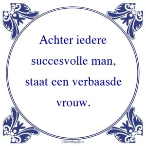 Achter iedere succesvolle man, staat een verbaasde vrouw.